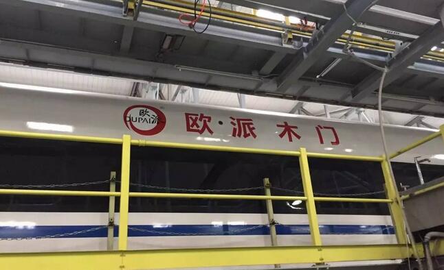 高铁车身广告